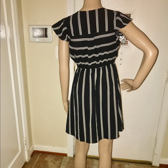 Women's Black & White Low Cut Short Sleeved Striped Mini Skater Dress-Size Small - Picture 9 of 10